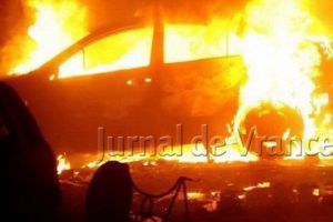 ULTIMĂ ORĂ: Un bărbat a suferit arsuri GRAVE după ce maşina în care se afla a luat foc