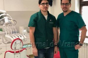 FOTO: Doi fraţi dentişti tratează GRATUIT copiii cu probleme dentare, care provin din familii sărmane