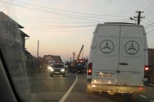 FOTO: Circulaţie îngreunată în Lancrăm – se înlocuieşte un stâlp de curent dărâmat de un TIR