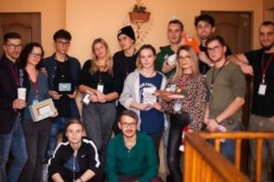Asociaţia NEOS începe pregătirea TINERILOR pentru VIAȚĂ. ”Aici învăţ să fiu FERICIT. La şcoală nu am cum”