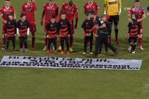 Fotbalistii lui Dinamo au intrat pe teren cu un mesaj de sustinere pentru baietelul din Castelu care lupta cu o boala crunta  