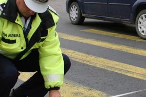 Copil lovit de un autoturism pe trecerea de pietoni