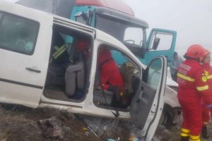 FOTO/ VIDEO/ UPDATE/ Accident rutier pe DN1, la ieşire din Aba Iulia spre Sântimbru: O persoană rănită după coliziunea dintre un microbuz şi un camion