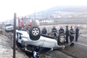 O maşină s-a răsturnat în localitatea Liviu Rebreanu