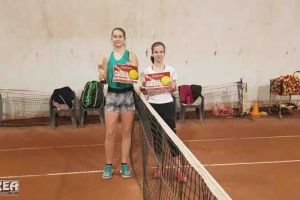 FOTO: tenismenele Tania Munteanu şi Alexandra Moldovan (TC Sun Alba Iulia) – primele trofee la senioare