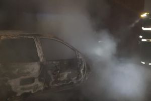 Pompierii in alerta. Autoturism mistuit de flacari in judetul Suceava (galerie foto)