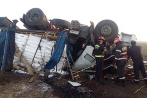 Autocamion incarcat cu polietilena, rasturnat in judetul Ialomita. Salvatorii nu au mai putut face nimic. O victima a decedat (galerie foto)