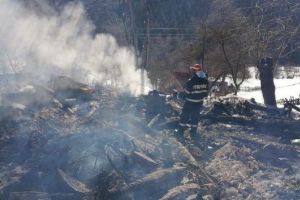 FOTO: Incendiu PUTERNIC în satul Negreşti din comuna Scărişoara: Au luat foc două case. Pompierii intervin cu o autoşenilată