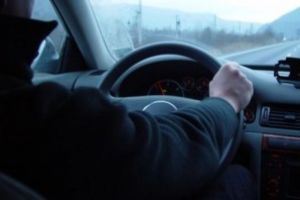 Ar vrea si ea sa bea la petreceri! Ploiesteanca, prinsa de politisti in timp ce-si invata sotul sa conduca, intr-o parcare publica