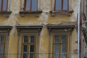 Clădirile degradate, pericol public pentru trecători. Poliţia Locala dă amenzi de câte 1.000 de lei