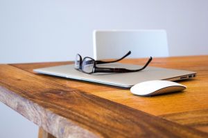 Apple va lansa un nou MacBook Pro şi un iPhone cu încărcare bilaterală, potrivit unui raport