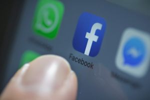„Atenţie, se filmează!”. Cum poţi să rămâi FĂRĂ PERMIS „cu ajutorul” Facebook-ului