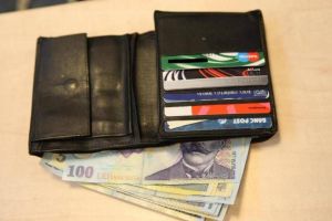 Bărbat înşelat de doi bărbaţi care au pretins că sunt turci şi că au rămas fără ...