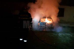 Maşină distrusă de un incendiu, la Boroaia