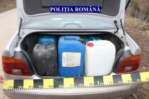 Furt de combustibil pe autostrada A1: Bărbat prins de poliţişti în timp ce sustrăgea motorină din rezervorul unui camion