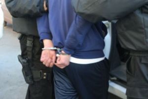 Bărbat din Cugir suspectat că a furat mai multe obiecte din fier, dintr-o grădină, reţinut de poliţişti