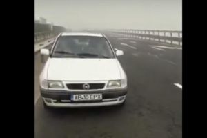 VIDEO: Șofer de 77 de ani, din Alba, gata să provoace o TRAGEDIE pe autostrada A1 – Circula pe CONTRASENS, către Sibiu. Maşina avea deficienţe majore la sistemul de iluminare-semnalizare