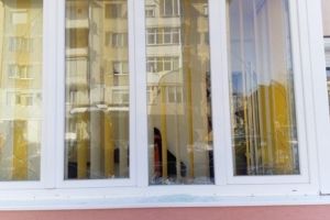 VIDEO FOTO Bătrânică terorizată de un necunoscut la Sibiu. I-a spart geamurile balconului cu pietre