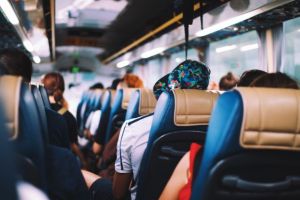 Călătoria cu autocarul versus autostopul. Avantaje şi dezavantaje