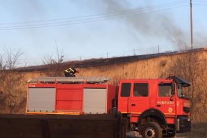 Incendiu de amploare in judetul Tulcea, in apropiere de Mineri. Pompierii ISU Delta, chemati in ajutor (galerie foto)