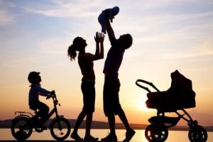 Alocaţiile de stat pentru copii, majorate astăzi de Guvern