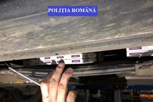 FOTO. Șoferiţă, la volanul unei maşini burduşite cu ţigări de contrabandă. A dat nas în nas cu poliţiştii