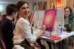 FOTO – Carmen Iohannis la o oră de pictură cu elevii de la Colegiul Gheorghe Lazăr