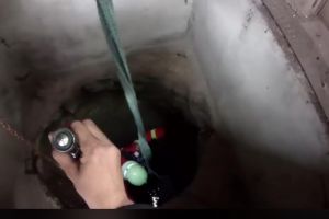 Bărbat salvat după ce s-a prăbuşit în fântâna pe care o curăţa