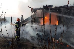 Incendiu violent in municipiul Tulcea. O casa a fost mistuita de flacari. Pompierii, chemati in ajutor (galerie foto+video) 