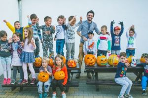 Cel mai nonconformist bărbat educator din Sibiu – Dan Câmpean ”creşte” copii după metode ca în Finlanda
