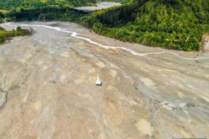 VIDEO; FOTO: Cupru Min Abrud vrea să demoleze turla bisericii din lacul de steril pentru ca fotografii să nu mai aibă ce poza atunci când merg la Velea Şesei