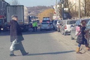 FOTO. Tragedie în judeţul vecin. O fetiţă de 12 ani a murit după ce a căzut dintr-un microbuz