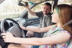 S-au crezut in America! Fiica de 15 ani la volan, asistată de tatăl care o 