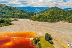 VIDEO/ FOTO: Compania Cupru Min vrea să demoleze turla bisericii din lacul de steril pentru ca fotografii să nu mai aibă ce poza atunci când merg la Valea Şesei