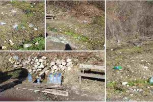 FOTO ȘTIREA TA| Un izvor cu apă potabilă dintr-o comună din Apuseni, sufocat de gunoaie şi resturi menajere: “Nu există nici măcar un coş de gunoi”