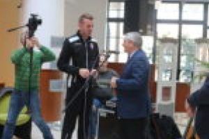 Fotbaliştii de la ASU Politehnica au primit carduri la Biblioteca UPT! Reşiţeanul Scutaru, supărat pe presă