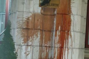 ALERTĂ: Ce au putut face VANDALII?! Ministerul Justiţiei, în stare DEPLORABILĂ! S-a lăsat cu ARESTĂRI. Imagini INCREDIBILE în articol