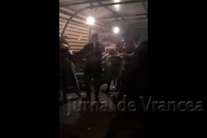 VIDEO: Bătaie între mai mulţi tineri pe terasa unui restaurant