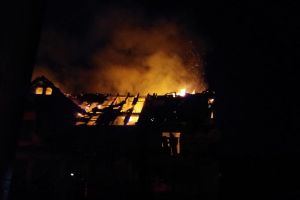Acoperişul unei case din Unirea a luat foc. Flăcările de câţiva metri (FOTO)
