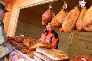 Piaţa Țărănească Transilvania se mută în weekend – Concursuri de făcut cârnaţi şi slănină