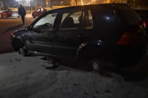 FOTO. Incredibil! Maşină lăsată fără roţi, în parcarea de lângă Electrolux