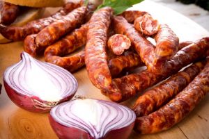 Demonstraţii culinare şi concursuri de făcut slănini şi cârnaţi – La Gusturile Iernii ale Sibiului