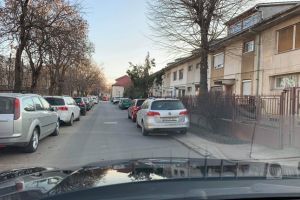 Haos din cauza maşinilor parcate pe trotuar în zona Universităţii de Vest din Timişoara