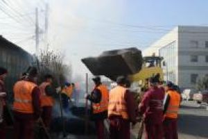 Continua reabilitarea trotuarelor din Constanta