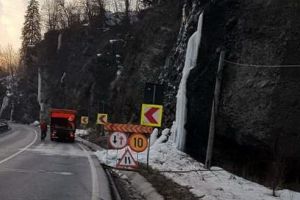 Ţurţuri de gheaţă de 10 metri, pe DN 15, în Defileul Topliţa-Deda