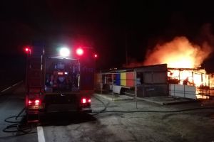 Ialomiţa: Incendiu la o barca de vânzare legume – fructe din zona Gheorghe Doja