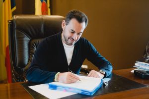Supărat pe cei care-i contestă cunoştinţele gramaticale, Gheorghe Falcă mai scoate o carte. Atâta o să scrie până o va face corect!