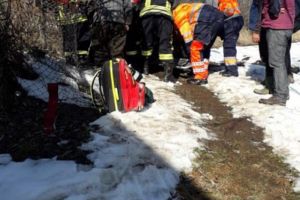 Bărbat salvat de pompieri, după ce s-a prăbuşit în fântâna pe care o curăţa