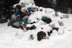 În Suceava există o localitate în care gunoiul nu a mai fost ridicat din luna august 2018
