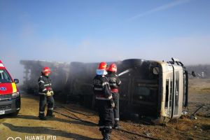 Autocamion, rasturnat in camp. Pompierii, la fata locului  